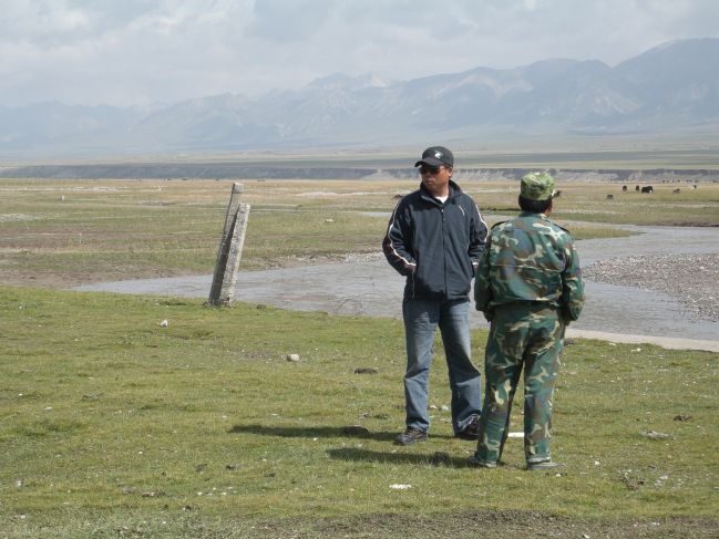  2006:09:08 23:38:50   Haergai River - Du Xialong talking with local.jpg